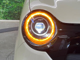 【LEDヘッドライト】悪天候や夜間走行時も良好な視界を確保し安心して運転できる高輝度LEDヘッドライトを装備!点灯速度が早く、消費電力も抑えられています。
