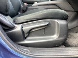 運転席にはドライバーの体型や好みに応じて前後方向だけでなく、高さの調整ができるシートリフターを装備!