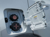 充電ポートリッドを開けると上側が普通充電ポート、下側が急速充電ポートになります。