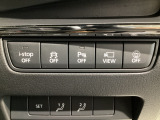 運転席脇のクラスタースイッチ部分にはカメラ切り替えスイッチ、パーキングセンサー、その他走行系スイッチを集中配置しております。