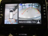 パノラミックビューモニター付きです。車両を上から見たような映像をディスプレイ画面上に表示。運転席からの目視だけでは見にくい、車両周辺の状況をリアルタイムでしっかり確認できます。