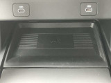 【ワイヤレスデバイスチャージング】スマートフォンなどの対応デバイスを置くだけで充電できるワイヤレスデバイスチャージングが搭載されています。車内のコンソール周りをすっきりと保つことができます。