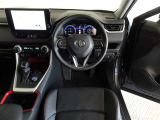革巻きステアリングで快適な操作性の運転席です。