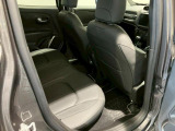 【リアシート】屋根までの高さがある車のため、大人の方でも圧迫感が少なく乗車出来ます。足元は広く取られているため、ゆったりとお乗り頂けます。