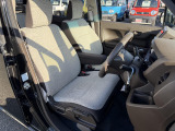 運転席シート廻りは使用感も少なく、良好な状態となっています。前オーナー様が丁寧に使っていたことがよくわかりますね。