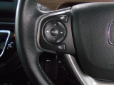 ハンドルにオーディオの操作スイッチが装備されています。視線を前方から外さずハンドルから手を離さずに操作できるので安心です。