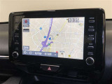 【8インチディスプレイオーディオ】各種オーディオ機能とスマホ連携機能を搭載。ナビキットを装着しているので、車載ナビとしても使用可能です。機能の詳細につきましては、展示店舗までお尋ねください。