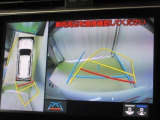 パノラミックビューモニター付きです。車両を上から見たような映像をディスプレイオーディオ画面に表示。運転席からの目視だけでは見にくい、車両周辺の状況をリアルタイムでしっかり確認できます。