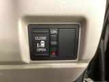 左側電動スライドドアは運転席からでも操作ができるように、ハンドル付近に開閉の操作スイッチが付いています。