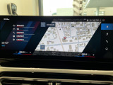 BMWのナビゲーションは操作性も良く、詳細な地図情報と交通状況を見やすく表示し、快適なドライビングをサポートしながら目的地までナビゲートします。