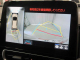 パノラミックビューモニター付きです。車両を上から見たような映像をディスプレイオーディオ画面に表示。運転席からの目視だけでは見にくい、車両周辺の状況をリアルタイムでしっかり確認できます。