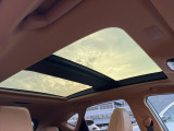 【パノラマルーフ】大型のガラスルーフ搭載で車内の解放感が一気にアップ!開放的なドライブをお楽しみいただけます。