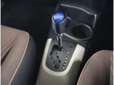 スマートキー付きです。スマートキーとは鍵を車に差し込まなくても、ドアノブを触ったりするだけで、ドアロックを解錠できます。これが凄く便利なんですよ。