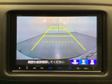 バックでの車庫入れも安心です!リアカメラが付いているバックモニター付のナビを装備しております。操作線もついており距離感も画面から確認できます。