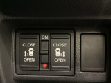 リアドアは乗り降りに便利な両側電動スライドドアです。また運転席に座っていながらスイッチ操作で自在にスライドドアを開け閉めできます。