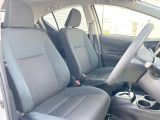 運転席まわりには十分なスペースがあり、大柄な方でもゆったり運転していただける環境です。
