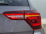 LEDテールランプ(ダイナミックターンインジケーター付き)特徴的な配光パターンによって後続車からの視認性が高まり、万一の追突の危険性を軽減します。