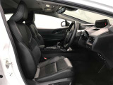 高いホールド性で運転姿勢が安定します。長距離ドライブでも疲れにくいのが魅力です。快適なドライビングライフをお送りください♪
