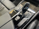 BMWの高性能オートマチックは、ATセレクトレバーを左側に倒すことで、通常の「D」から「S」(スポーツ)または「M」(マニュアル)へと切り替えが可能です。