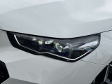 LEDヘッドライト。先進のLEDテクノロジーを採用。照射される白色光の周波特性は太陽に近く、バイキセノンヘッドライトを上回るコントラストでさらに明るく輝きます。悪天候の日でも優れた視認性を発揮します。