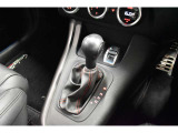 ALFA TCT(6速乾式デュアルクラッチオートマチック)による無駄の無い素早いシフトチェンジとシームレスな加速を可能にしております。