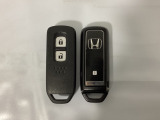 スマートキーを装備しています。鍵を差し込むことなくドアロックの開け閉めと、スタートボタン操作でのエンジンスタートができます。スペアキーも同じものを用意しております。