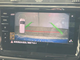 ギアをリバースに入れると車両後方の映像を映し出します。画面にはガイドラインが表示され、車庫入れや縦列駐車などの際に安全確認をサポートします。