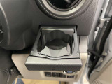運転席と助手席には、格納式のドリンクホルダーが装備されています。