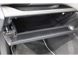車検証ケースや取扱説明書は助手席の大型グローブボックスに収納可能。