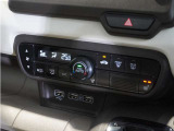 【オートエアコン】温度を設定すれば自動で快適な車内温度を保ちます。エアコン内部の高性能脱臭フィルターで車内のアレルゲンや花粉を除去。