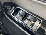【電動格納ミラー】サイドミラーは電動格納式となっており、狭い駐車場でもキズがつくリスクを抑えられます。