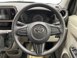 快適な操作性の運転席、ハンドルも綺麗に清掃済みです!もちろん安全を守るエアバッグも装備しているので安心してお乗りいただけます(^^)