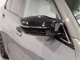 【BMWミラー】視認性の高いスタイリッシュなミラー。自動防眩機能も付いており夜間のドライビングをサポートします。