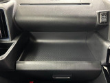 助手席側のインパネトレイは大きくてボックスティッシュも置けます!HDMI、USBソケットつきです♪