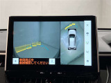 パノラミックビューモニター(シースルービュー機能つき)愛車を上から眺めた映像をナビ画面に表示いたします。メーカーオプション品につき後付けできません。