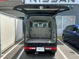 バックドアは大きく開きます。定員乗車時でも十分広いラゲッジスペースを確保しています