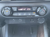 前席ヒーターシート・<オートエアコン>温度設定すれば風量など自動的にコントロールしてくれます。