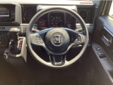 【ハンドル】運転にかかわる様々な操作を安全に行えるように視点移動が少なく、操作性に配慮されたスイッチ類が凝縮されたコックピット。