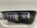 【ETC】有料道路を利用する際に料金所で停止することなく通過できる、ETC車載器(ノンストップ自動料金収受システム機器)が装備されています。セットアップを行うことで利用可能になります。