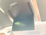 【フリップダウンモニター】大画面モニターで後席でもエンタメをお楽しみいただけます。小さなお子様にも大人気の装備です♪
