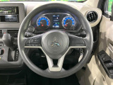 インテリアに合わせたデザインのステアリングは、運転される方のことも考え、運転しやすい形状、大きさです。是非一度、実際に触ってお確かめください。