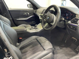 スポーツシートになっておりますので、ドライバーの身体をホールドし、安定したドライビング姿勢をサポート致します。日常的な運転でも、長時間にわたる運転でも快適な姿勢を保つための設計になっております。