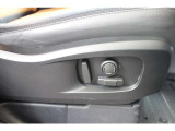 自分の最適なポジションにすぐにセットできるので、運転を始める前にシートの調整に時間を取られません。特に朝の忙しい時間帯や急いでいる時でも、ボタン一つでシートを自動的に調整できるため、非常に便利です。