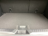 ラゲッジルーム内の凹凸をなくす事でスッキリした広がりを造りだし、荷物がスムーズに出し入れできる気持ちよさ、使い易さを実現!