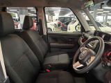 運転席の画像です。足元やシートまわりに余裕があり、リラックスした姿勢で運転が可能です。視界も良好で操作系へのアクセスもしやすく、快適で安心感のあるドライブをサポートします。