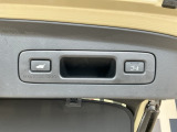 お好みの位置で止められるメモリー機能付の電動リアゲートです!後ろが狭い駐車場でもスムーズに荷物を積めて、さらに背が低い人の手がムリなく届く高さで止めることも可能です!