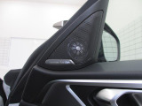 BMWはすべての窓がオートウインドウで操作できます。ドアミラーも電動での格納はもちろん、後退時には助手席ミラーが下を向く機構が備わっています。