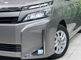 【LEDヘッドライト】悪天候や夜間走行時も良好な視界を確保し安心して運転できる高輝度LEDヘッドライトを装備!点灯速度が早く、消費電力も抑えられています。