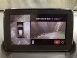 360度モニターは、4つのカメラによる前後左右・俯瞰映像でドライバーからは見えない領域の危険認知をサポート!全周囲の死角を減らし、狭い駐車場や幅寄せ、T字路の進入などの運転の安心感を高めますッ!