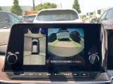 アラウンドビューモニターで、上空から見下ろしているような映像を表示します。ひと目で周囲の状況がわかるため安心です。